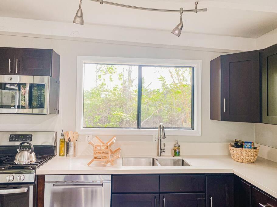 Monstera Bungalow, Spacious, King Bed, Big Kitchen Keaau Exterior foto